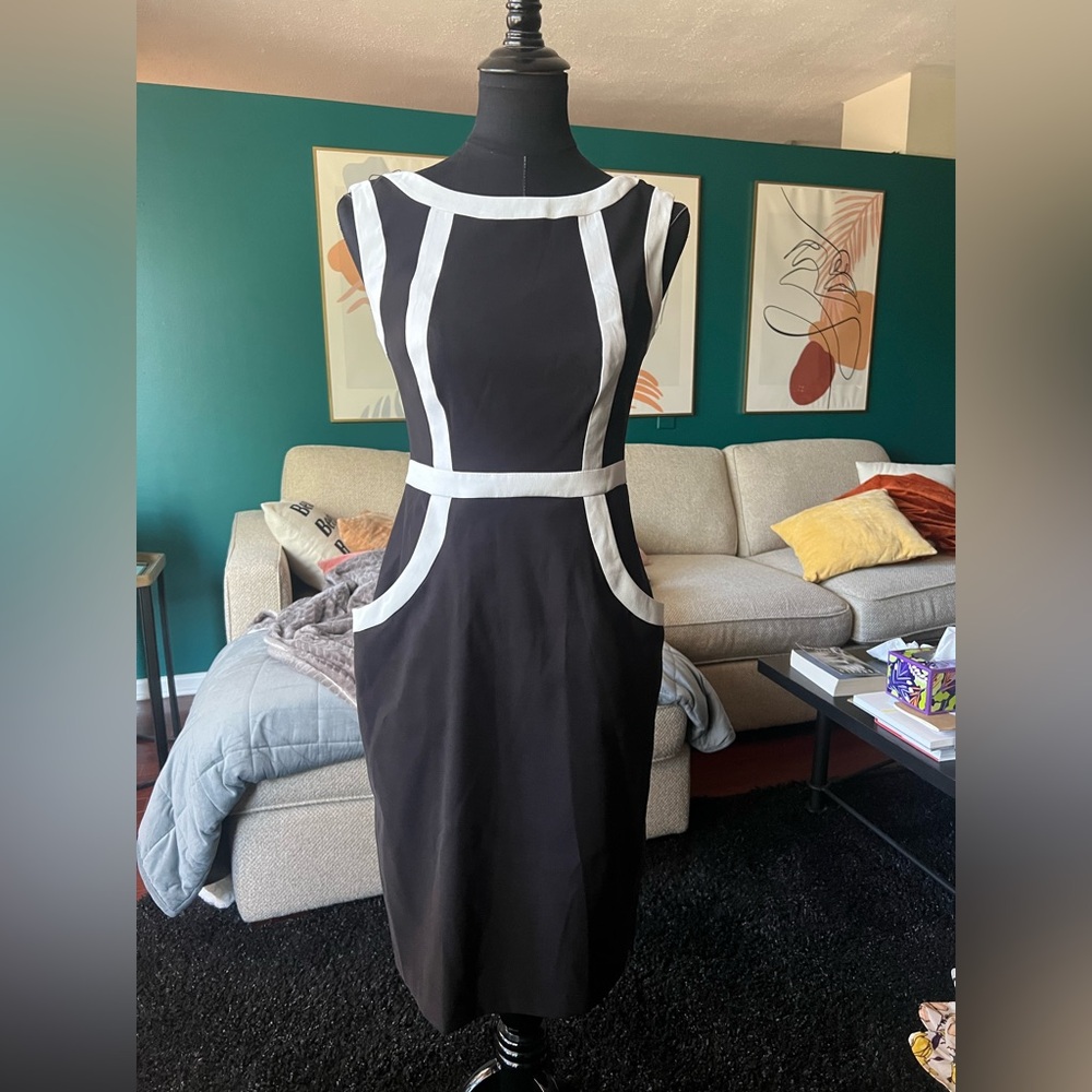 Roz & Ali Black Dress with White Trim & Pockets – Size 4